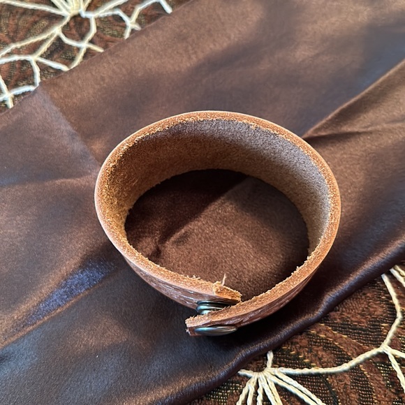 Stamped genuine leather cuff - Picture 6 of 7